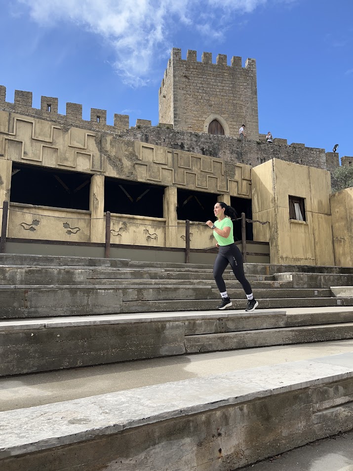 Lívia correndo em cenário histórico