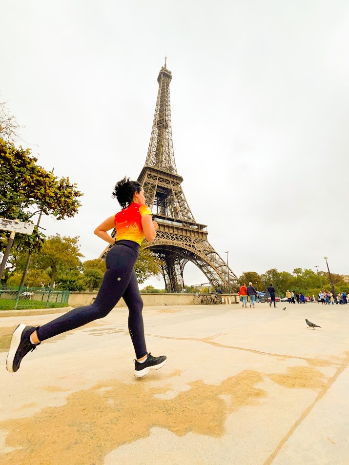 Lívia correndo em Paris com Torre Eiffel